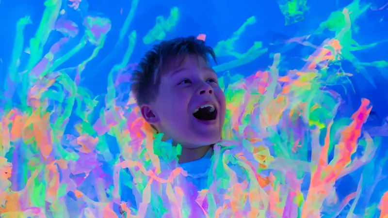 Неоновое шоу с серпантином в ультрафиолете Kids Point