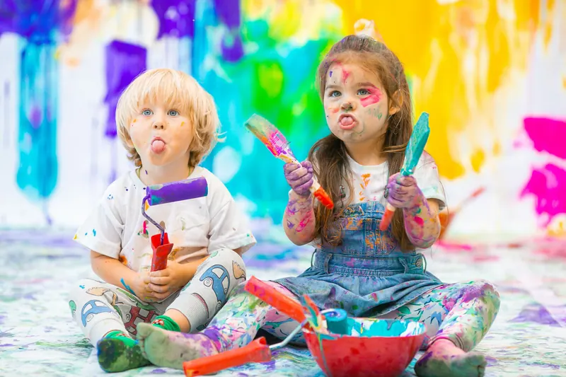 Фотография детей на ярком празднике Kids Point