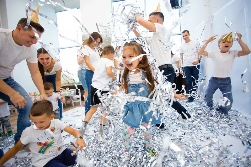 Серебряное шоу с серпантином на празднике Kids Point