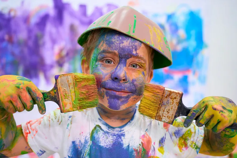 Участник яркой программы свободного рисования Kids Point